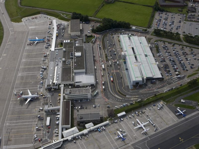 foto aerea del aeropuerto de aberdeen escocia