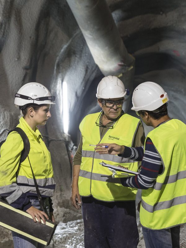 trabajadores en obra de ferrovial agroman